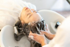 染髮掉色快？護色洗髮精用法有學問，專家授正確使用最關鍵 | 健康遠見