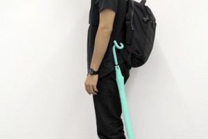 雨傘把手其實也可以有點學問，以軟金屬外包橡膠的作......