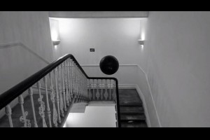 生活技.net: 可漂浮在空中放回音的「黑球」