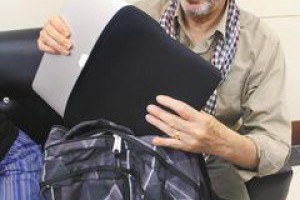洋教授遭竊 紅著眼頻呼「電腦、回來」 | 利字當頭 | 社會新聞 | 聯合新聞網