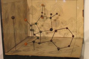 GoogleDoodle：DorothyHodgkin-X光晶體學先驅104歲誕辰