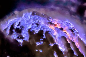 生活技.net: 印尼的卡瓦伊真火山會噴出藍色火焰