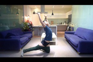 「來來哥」示範不用手穿褲子!