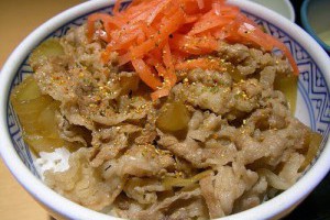  當牛丼漲到500円？－談「すき家」的集體辭職事件