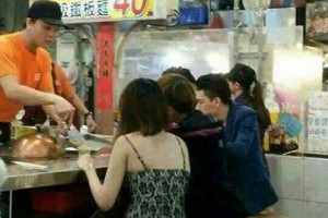 辣妹露臀吃鐵板燒網友跪求正面照