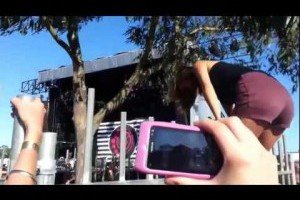 穿熱褲不要爬圍欄 否則就尷尬了!