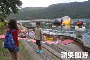 【動新聞】紅面鴨找魚吃遊客爭相合照 | 即時新聞 | 20140813 | 蘋果日報