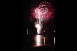 當女朋友與iPhone同時摔倒在地上時..