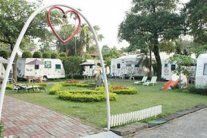 入住六星級RV露營車～白天夜晚都精采！BBQ烤肉、魔術表演、煙火秀…嘉義詩情花園渡假村 - 景點 - 親子就醬玩