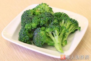 慣性嘴破抓狂！喝蘋果排骨湯補破洞 | 20140818 | 華人健康網
