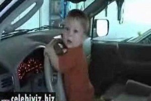 弟弟~喇叭不是這樣按的啦！