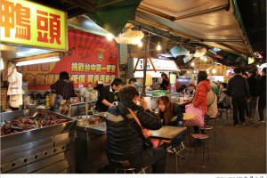 [台中] 豐原廟東夜市晚上好熱鬧！十點來吃宵夜，超愛『永芳亭』的肉粽、四神豬腳。冬天一碗熱呼呼！ @ 享受生活不無聊。規小孫 :: 痞客邦 pixnet ::