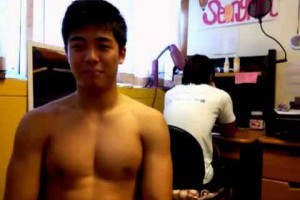 帥哥大秀奶舞功 !