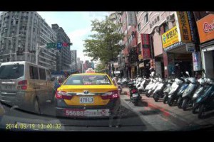 羞！！大紅內褲高高露﻿