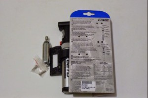 [開箱]機車破胎的急救好幫手 - 二氧化碳打氣唧筒