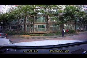 這對學生情侶竟在車前忘情的⋯