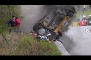 福大命大！賽車場上驚險一瞬間，比拍電影還精采，彷彿絕命終結站...但最後奇蹟發生了~