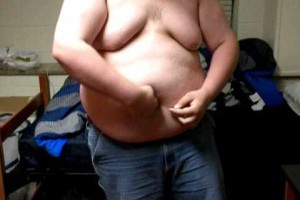 你相信嗎？他的肚臍可以塞得下30個硬幣...