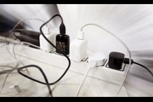  可怕！充完電後不拔充電器，出事了！一定要分享給你的家人和朋友！ 