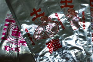 吃到深處無怨尤の紅小茶: [生活] 小茶家特製。骨肉分離土窯雞! 開窯啦!