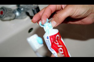 和一般牙膏用法大不同....抗敏感牙膏要用「塗」的才有效？(牙科,洗牙,黃秀美,名醫,黃瓊芳) - 名醫一點通 - 新知 - 良醫健康網 - 商業周刊（百大良醫）