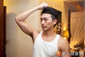 白頭髮會越拔越多？醫：毫無根據 | 20140108 | 華人健康網