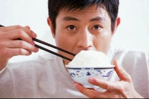  韓笑台人捧碗像乞丐！台友：狗才低頭吃飯 