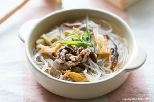 10分鐘免開火料理「保溫杯」泡菜牛肉冬粉湯