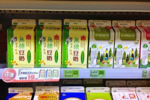  義美豆奶超商上架　網友：用台幣讓它下架 