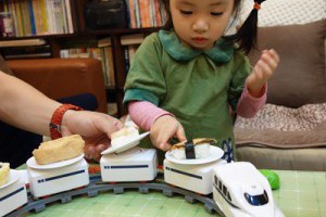 【育兒】迴轉壽司玩具火車組，把迴轉壽司搬回家!
