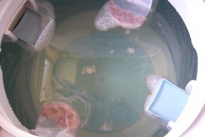 「洗衣機」細菌比馬桶多！要定期清洗，才能避免家人感染 皮膚病！洗衣機得這樣洗...(內附影片)