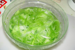 苦瓜本來應該拿來做菜的，但她把苦瓜拿來泡水喝之後...身體開始出現了這6個變化!!!;Shareba!分享吧