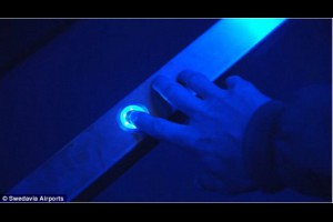 瑞典機場居然有「任意門」？帶你即時體驗旅行目的地氣候，再也不怕穿錯衣服！