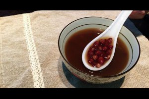好冷！教你「免浸泡」就能用電鍋 煮出好喝又粒粒分明的紅豆湯！原來秘訣就是用「這個」...