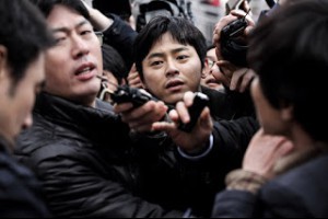 電影白話文: 南韓影壇年度犯罪懸疑鉅作《奪命頭條》，2016-01-22全面追兇！