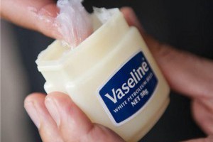 凡士林「不為人知」的10種妙用，女生千萬不要怕羞！沒想到除了讓潤滑以外還可以....